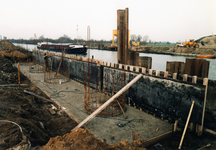 847274 Afbeelding van de opbouw van de pijlers voor de Drie Sluizenbrug over de Eem in de S04 (Radiumweg, de secundaire ...